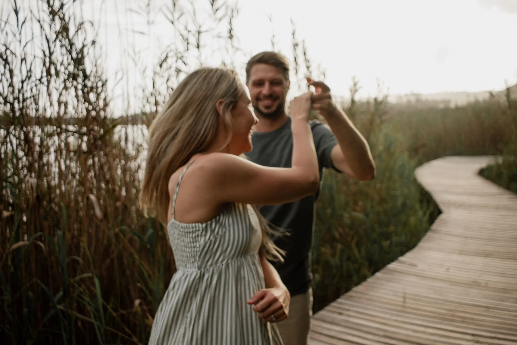 Couple dansant sur une passerelle naturelle