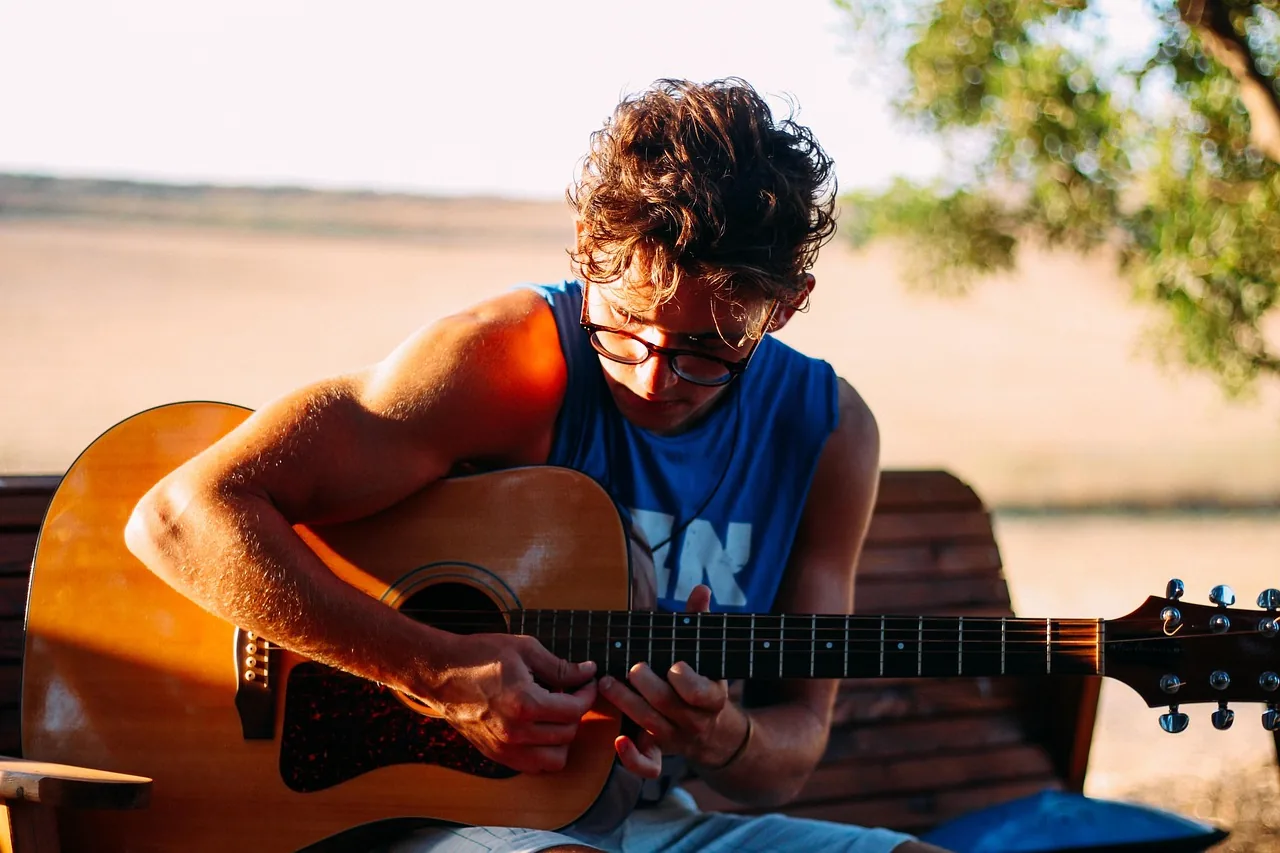 Musicien jouant de la guitare acoustique Musicien jouant de la guitare acoustique