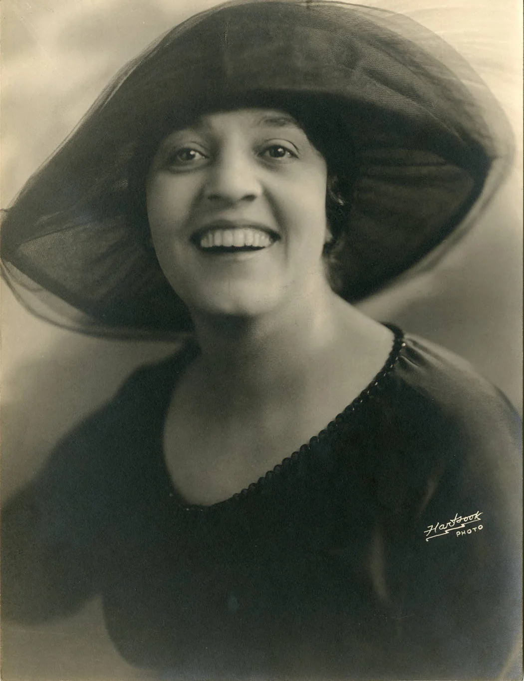 Portrait historique d’une chanteuse souriante Portrait historique d’une chanteuse souriante