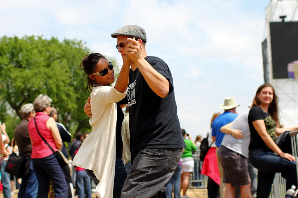 Couple dansant la salsa en plein air Couple dansant la salsa en plein air