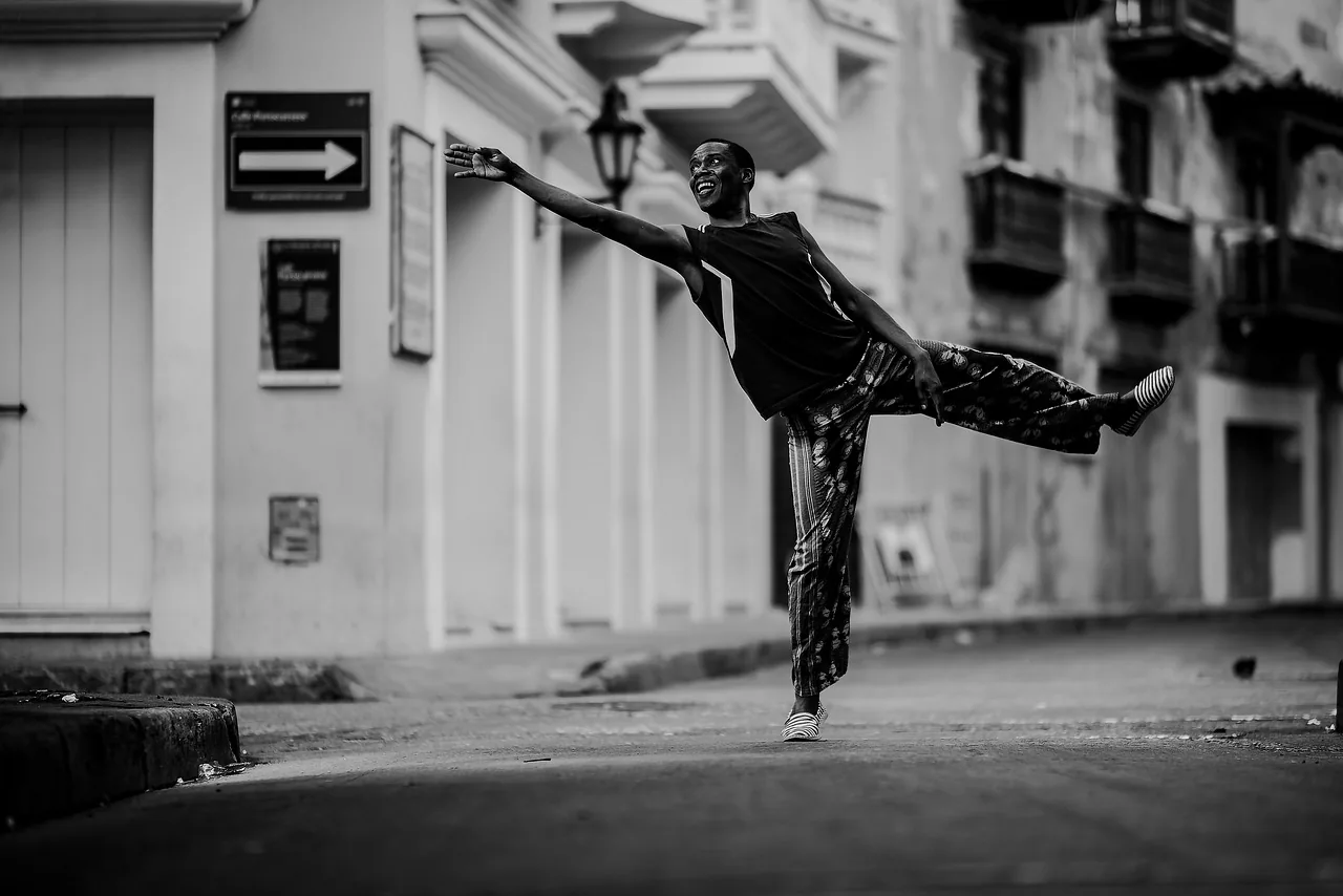 Danseur débutant pratiquant seul en extérieur Danseur débutant pratiquant seul en extérieur