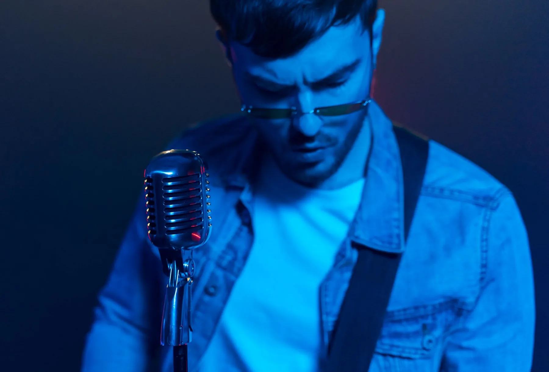 Musicien cubain chantant avec sa guitare