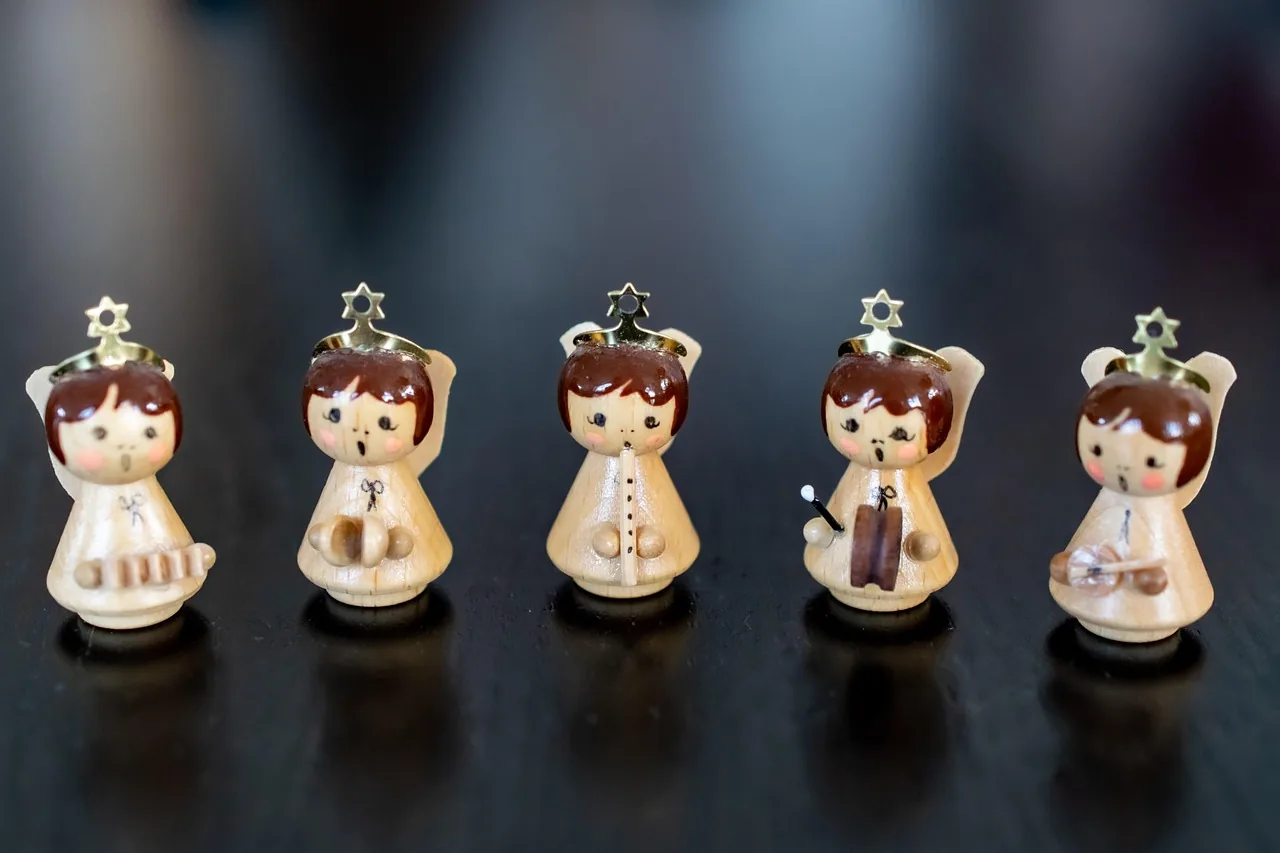 Figurines de petits musiciens en bois Figurines de petits musiciens en bois