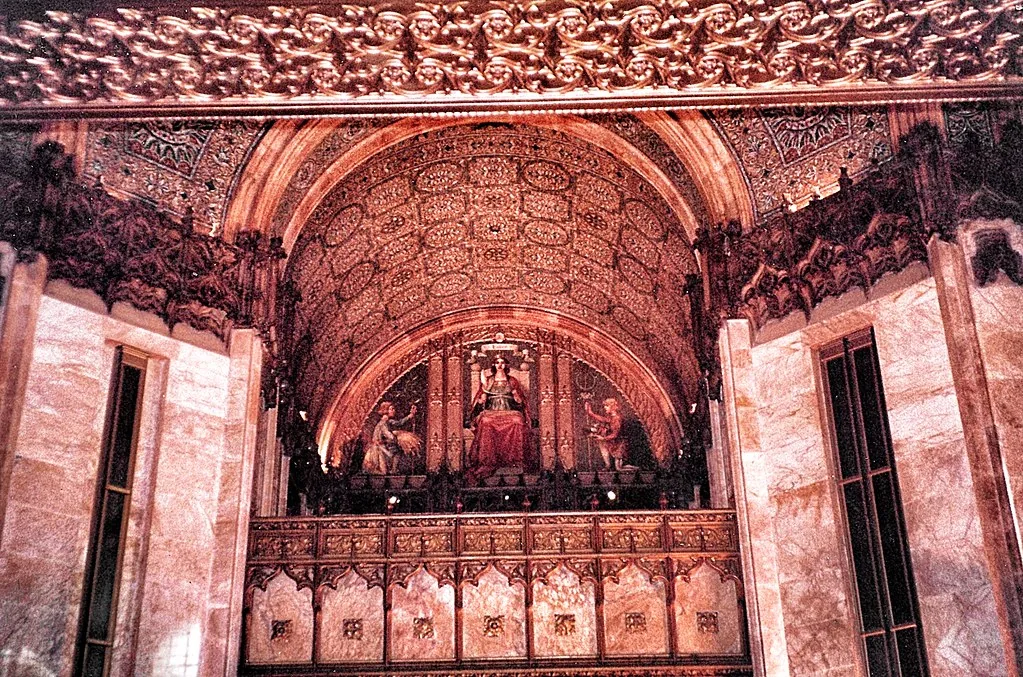 Grande salle historique richement décorée Grande salle historique richement décorée