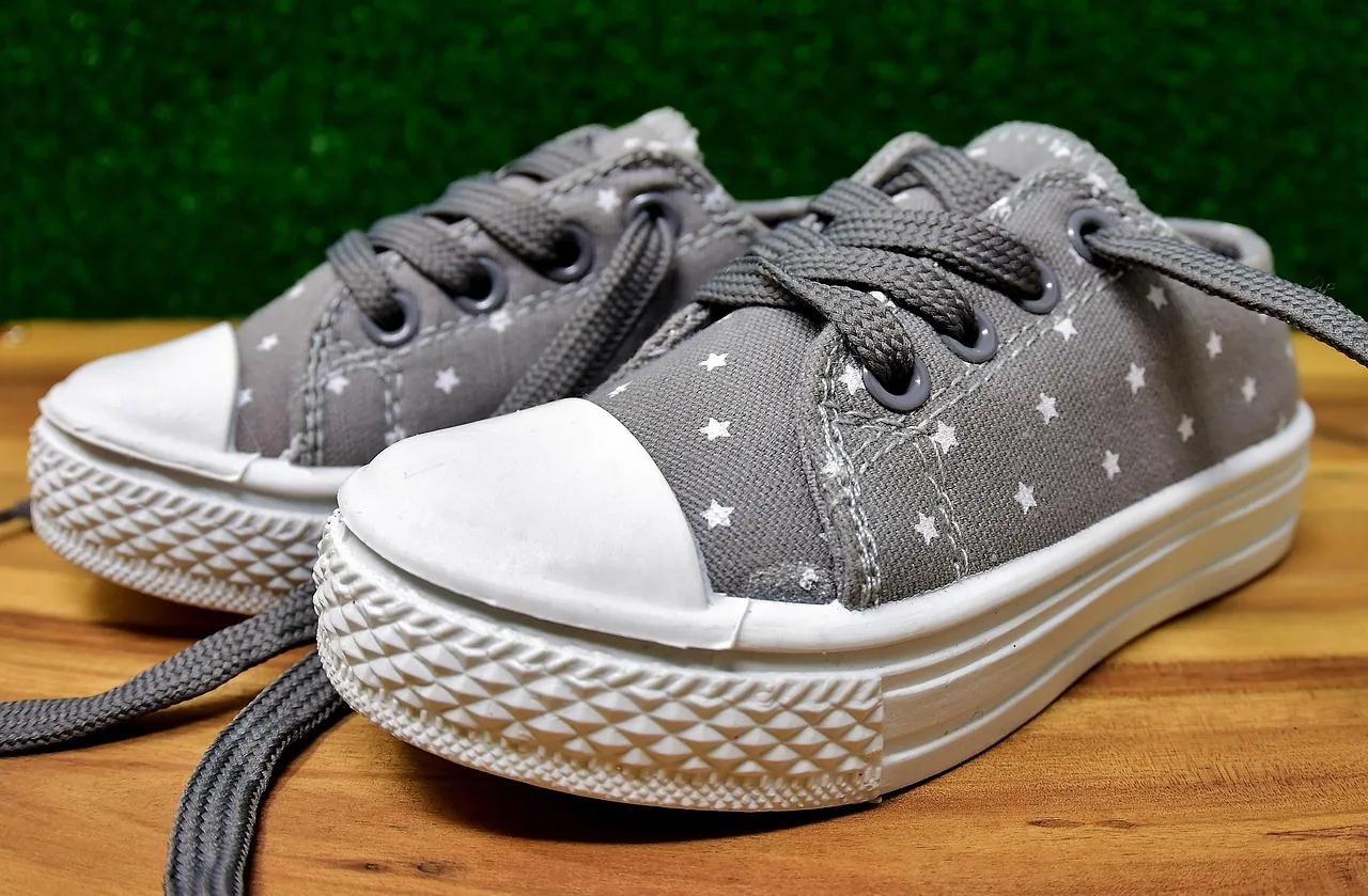 Baskets grises à étoiles et lacets Baskets grises à étoiles et lacets