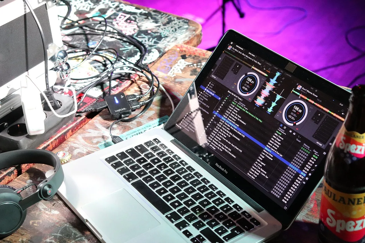 Electronic music composition on a computer Electronic music composition on a computer