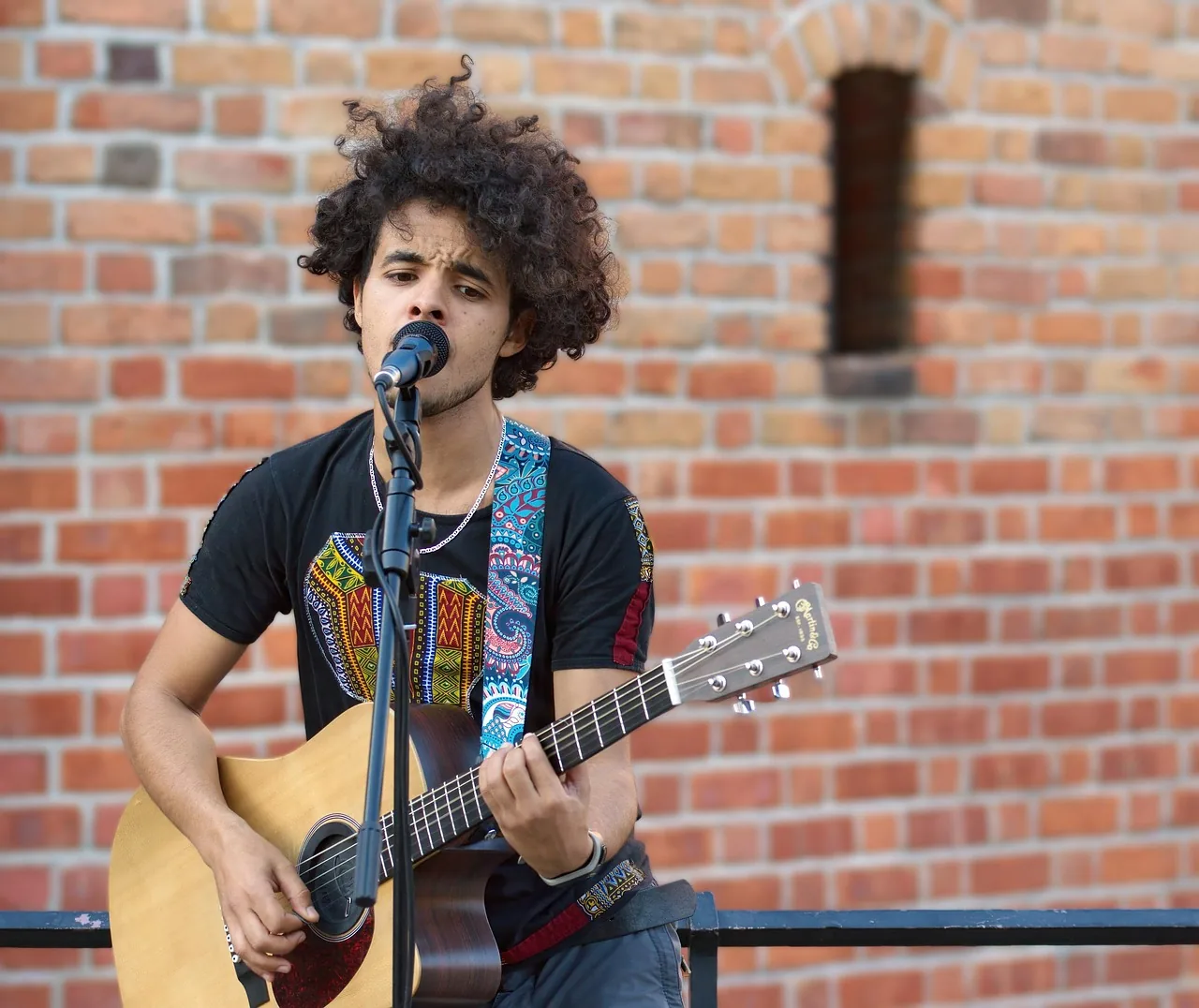 Musicien chanteur jouant de la guitare