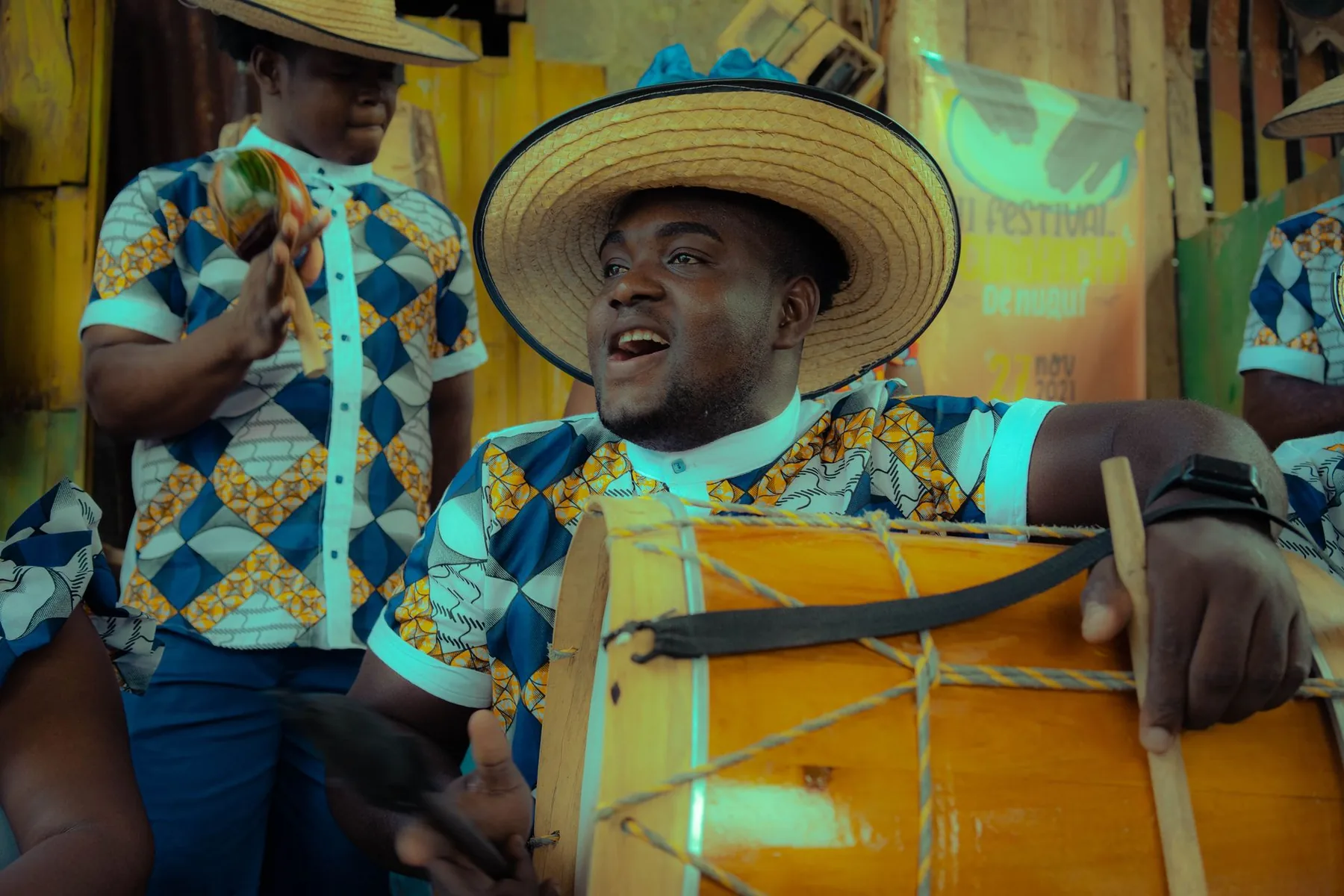 Musicien jouant un tambour traditionnel Musicien jouant un tambour traditionnel