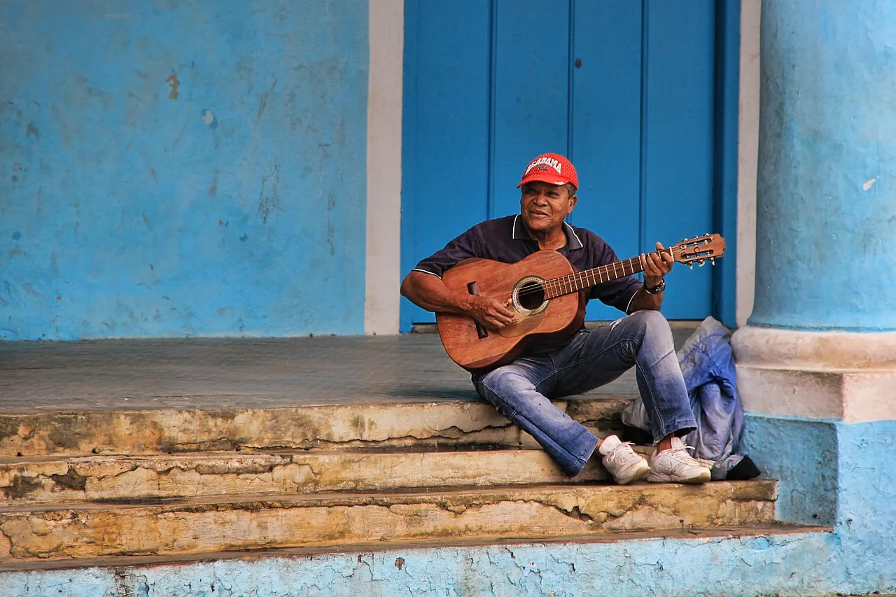 Musicien cubain chantant avec sa guitare Musicien cubain chantant avec sa guitare