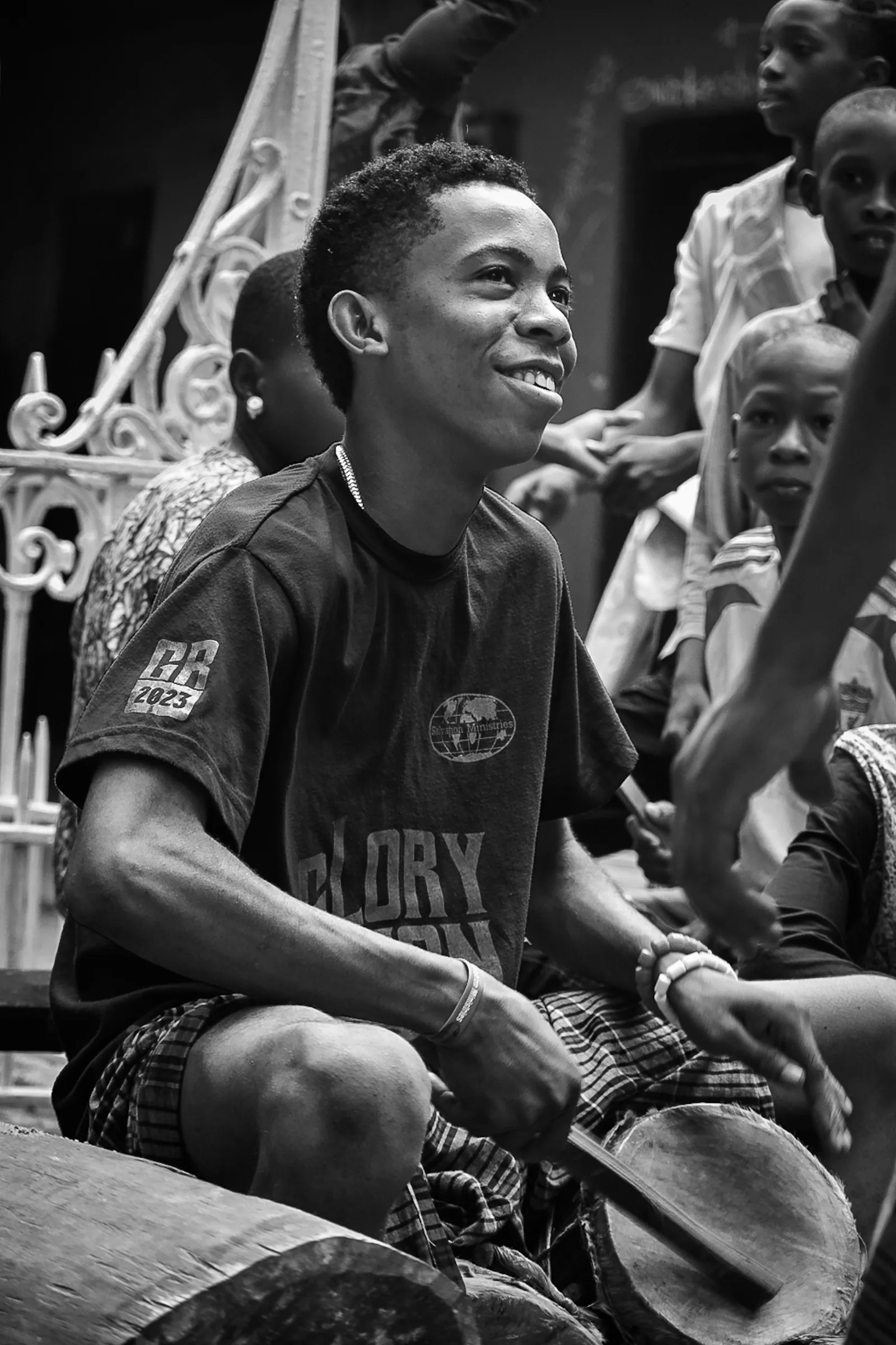 Percussionniste jouant du tambour en public Percussionniste jouant du tambour en public